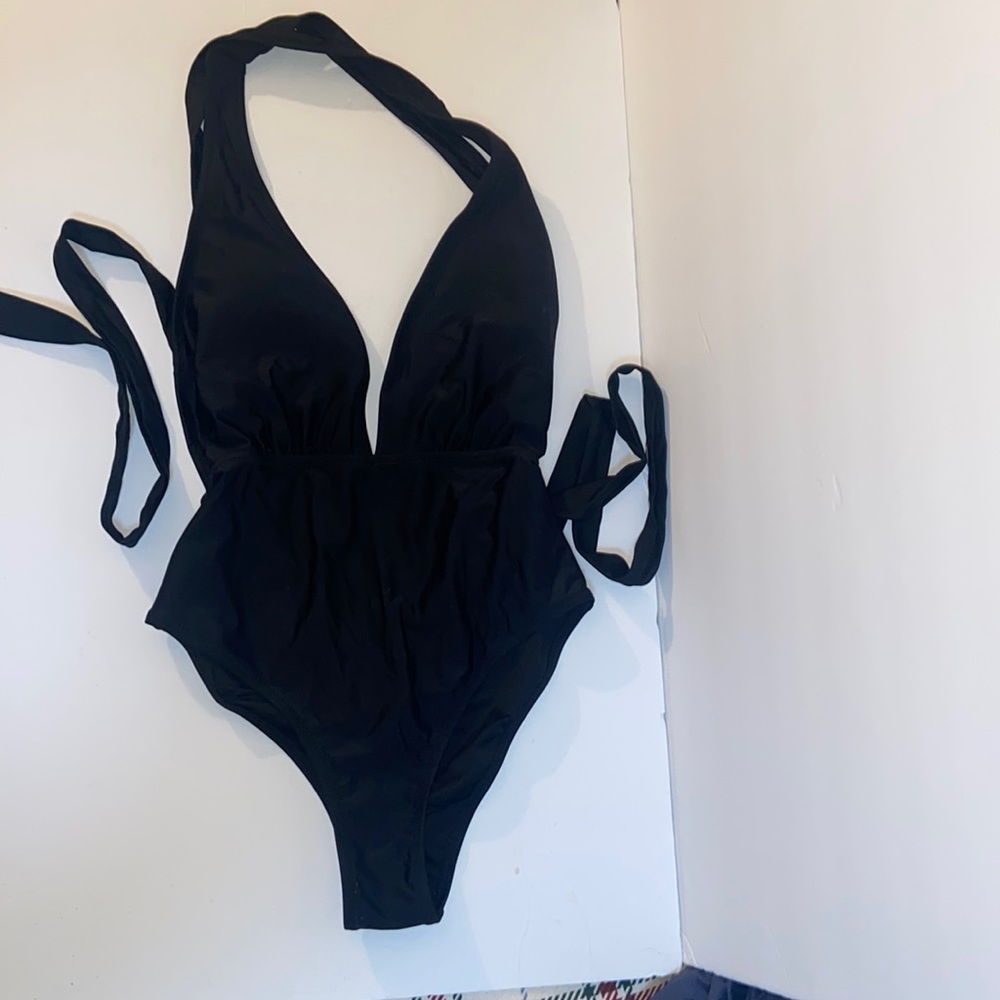 Cupshe black NWT black one piece halter swimsuit size small